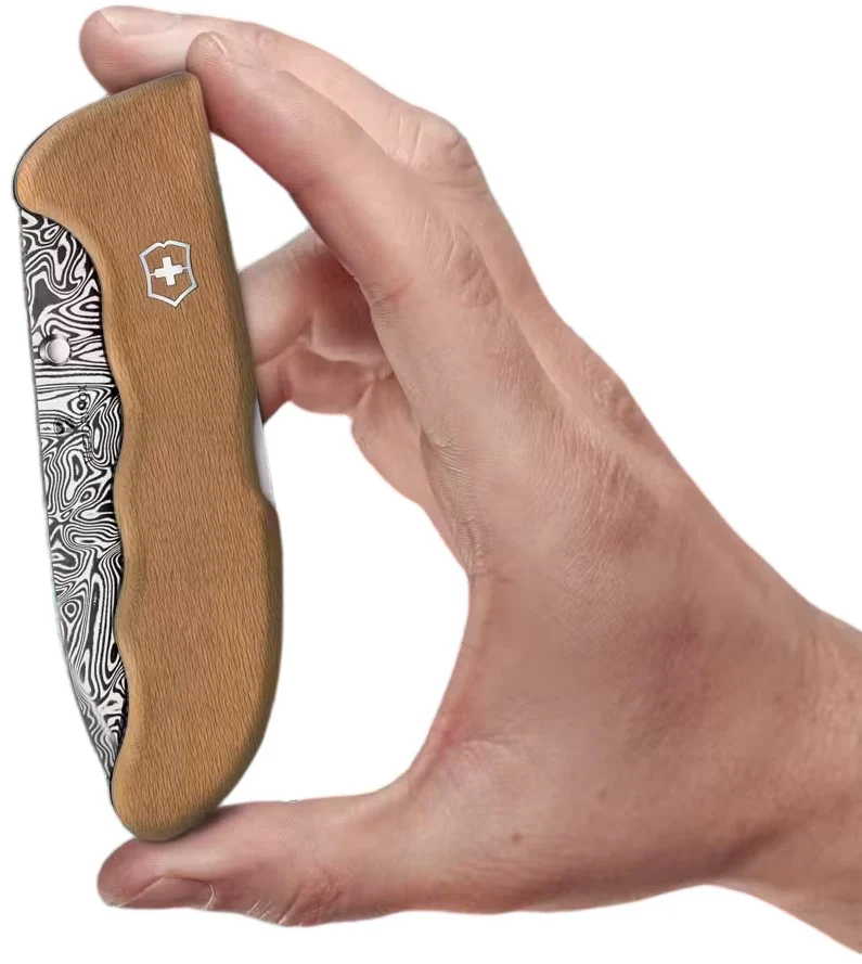 Navaja Limited Edition Evoke Wood Damast 130mm Madera 2026 Victorinox® 0.9410.J26 [Pieza] - Image 4